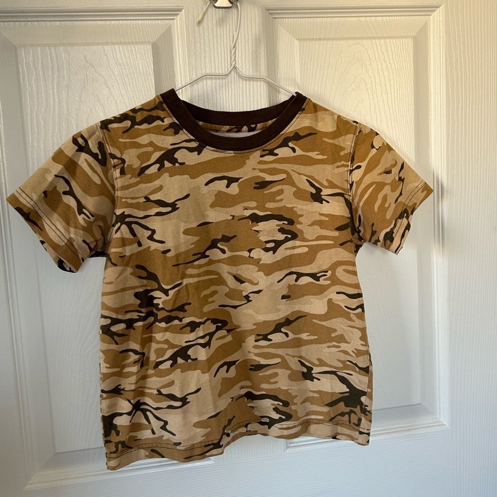 Old Navy baby tee size XS in beige camouflage